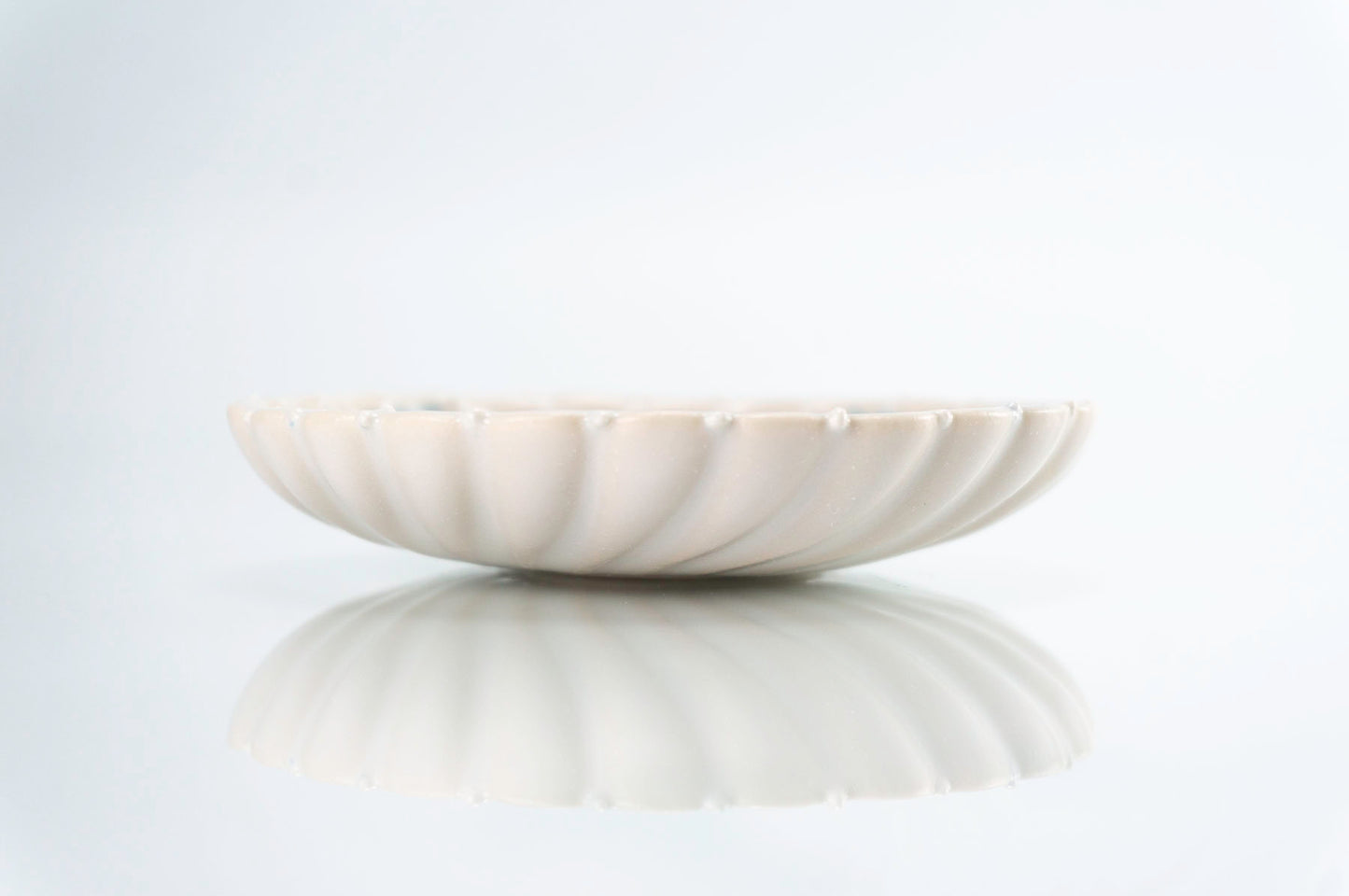 Flower and Blue Dot Round Dish (d-111)