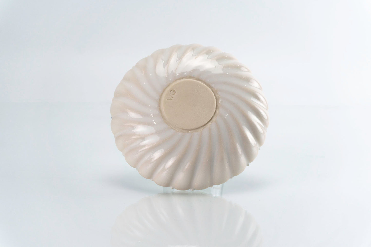 Flower and Blue Dot Round Dish (d-111)