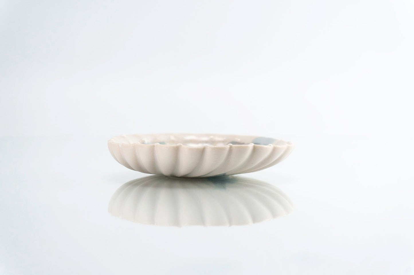 Flower and Blue Dot Round Dish (d-113)