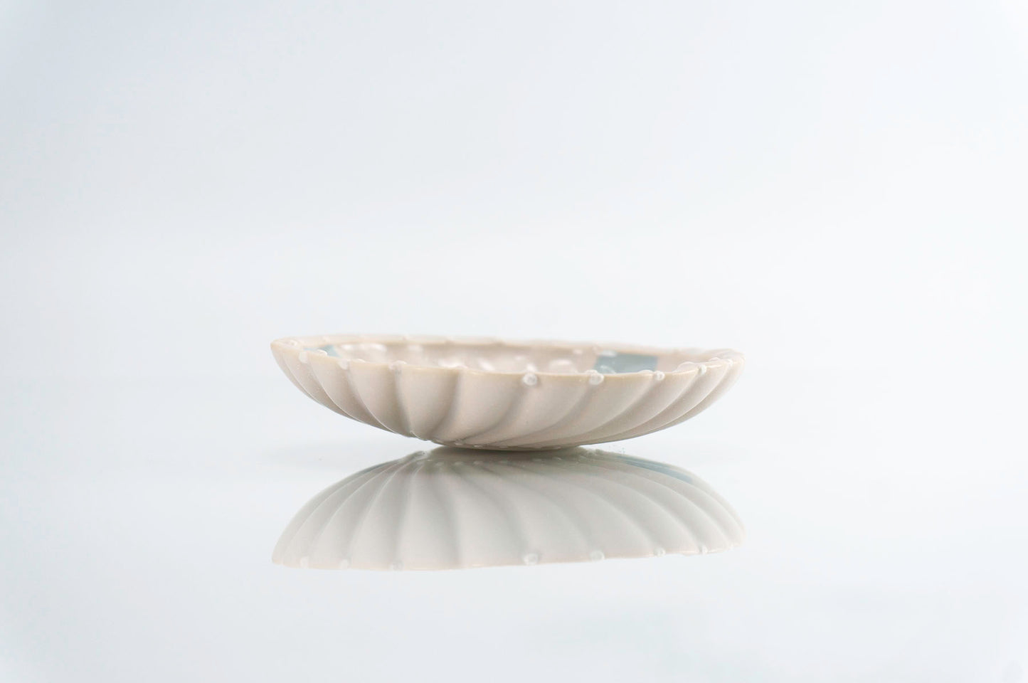 Flower and Blue Dot Round Dish (d-114)