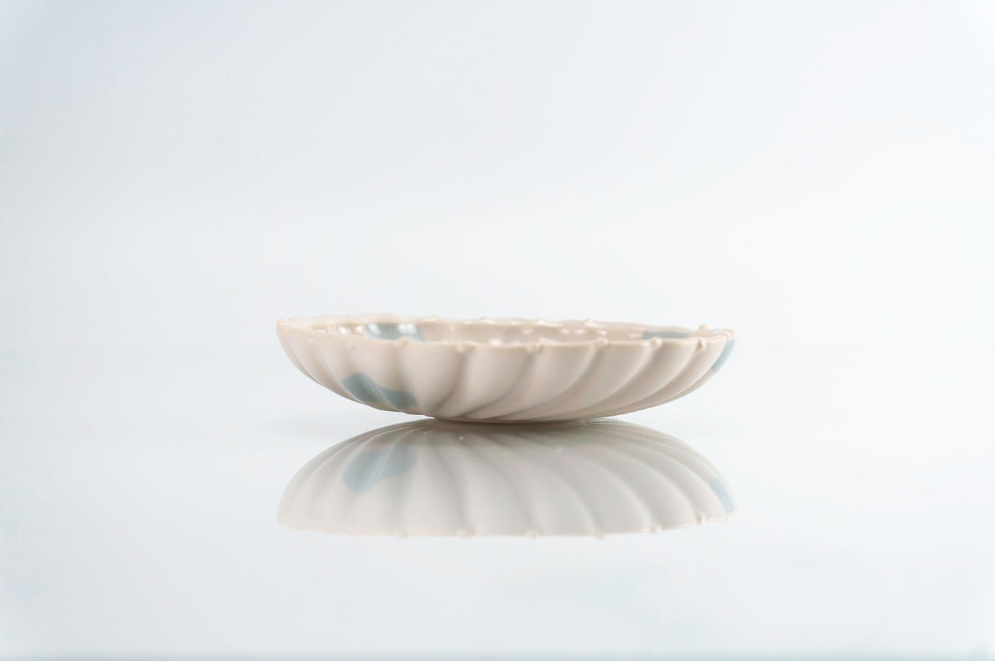 Flower and Blue Dot Round Dish (d-115)