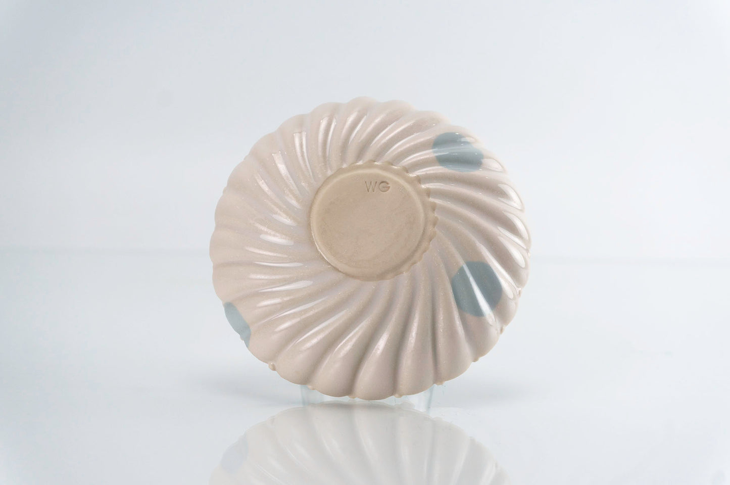 Flower and Blue Dot Round Dish (d-115)