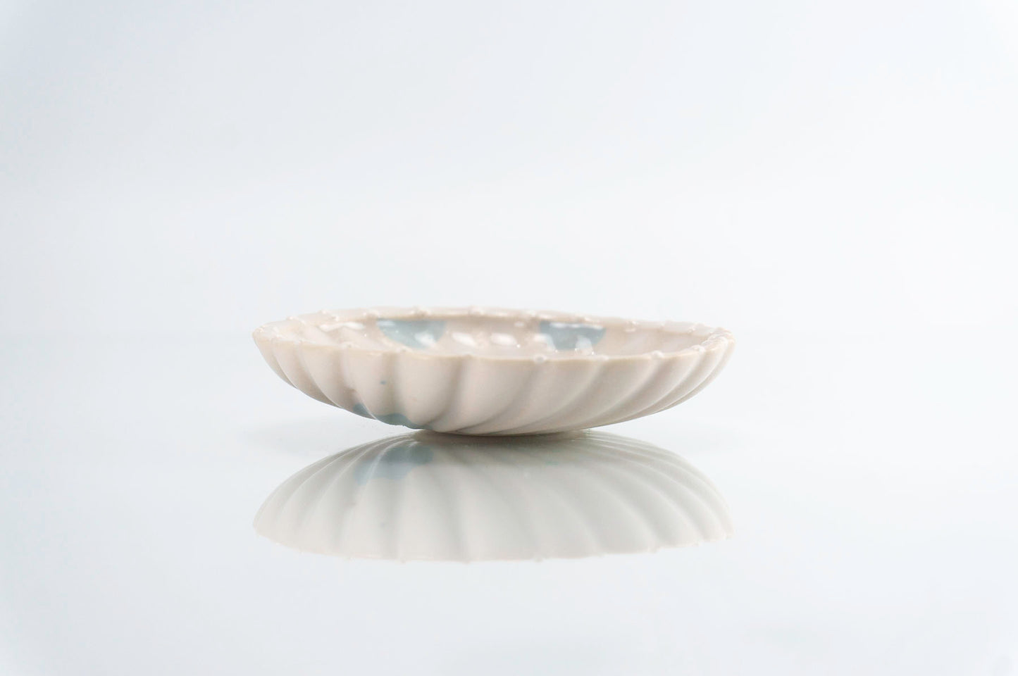 Flower and Blue Dot Round Dish (d-116)