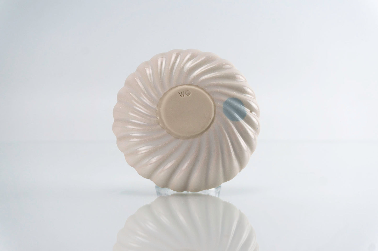 Flower and Blue Dot Round Dish (d-116)