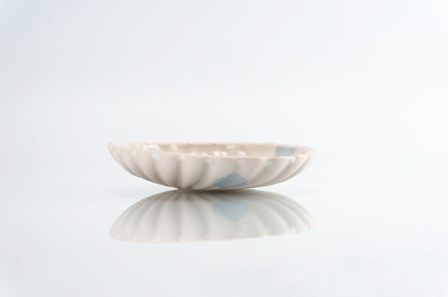 Flower and Blue Dot Round Dish (d-117)