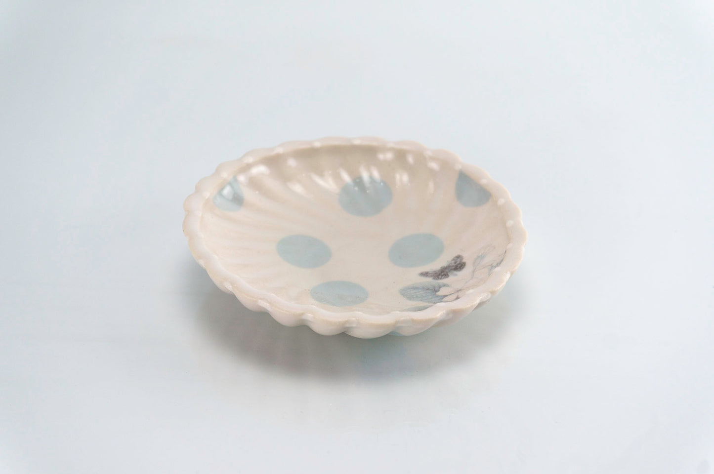 Flower and Blue Dot Round Dish (d-117)