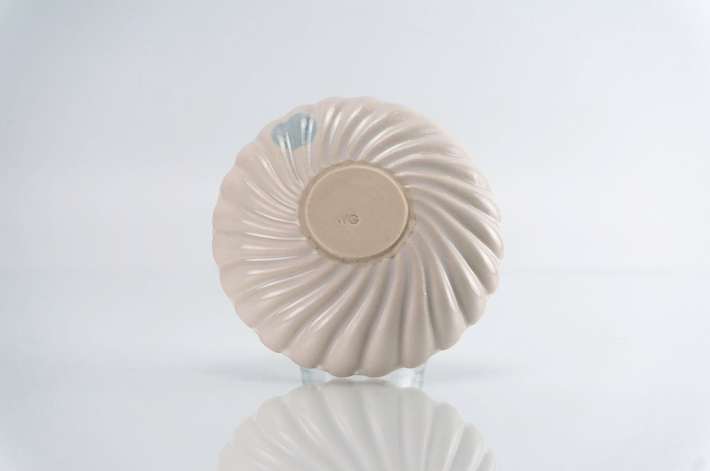 Flower and Blue Dot Round Dish (d-117)