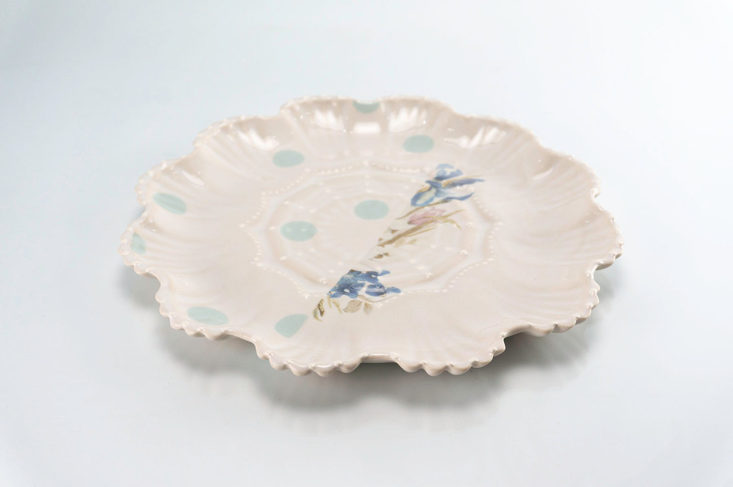 Plat mitjà amb flors i punts verd verd (pàg. 278)