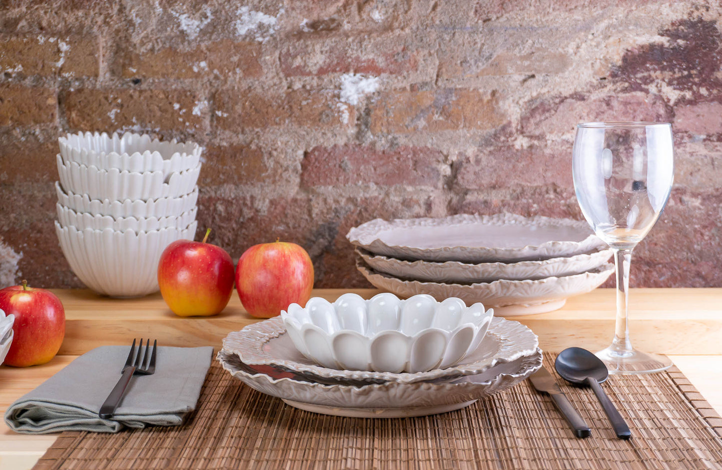 Textured Rim 3-Piece Place Setting | Wave Bowl | Table Setting