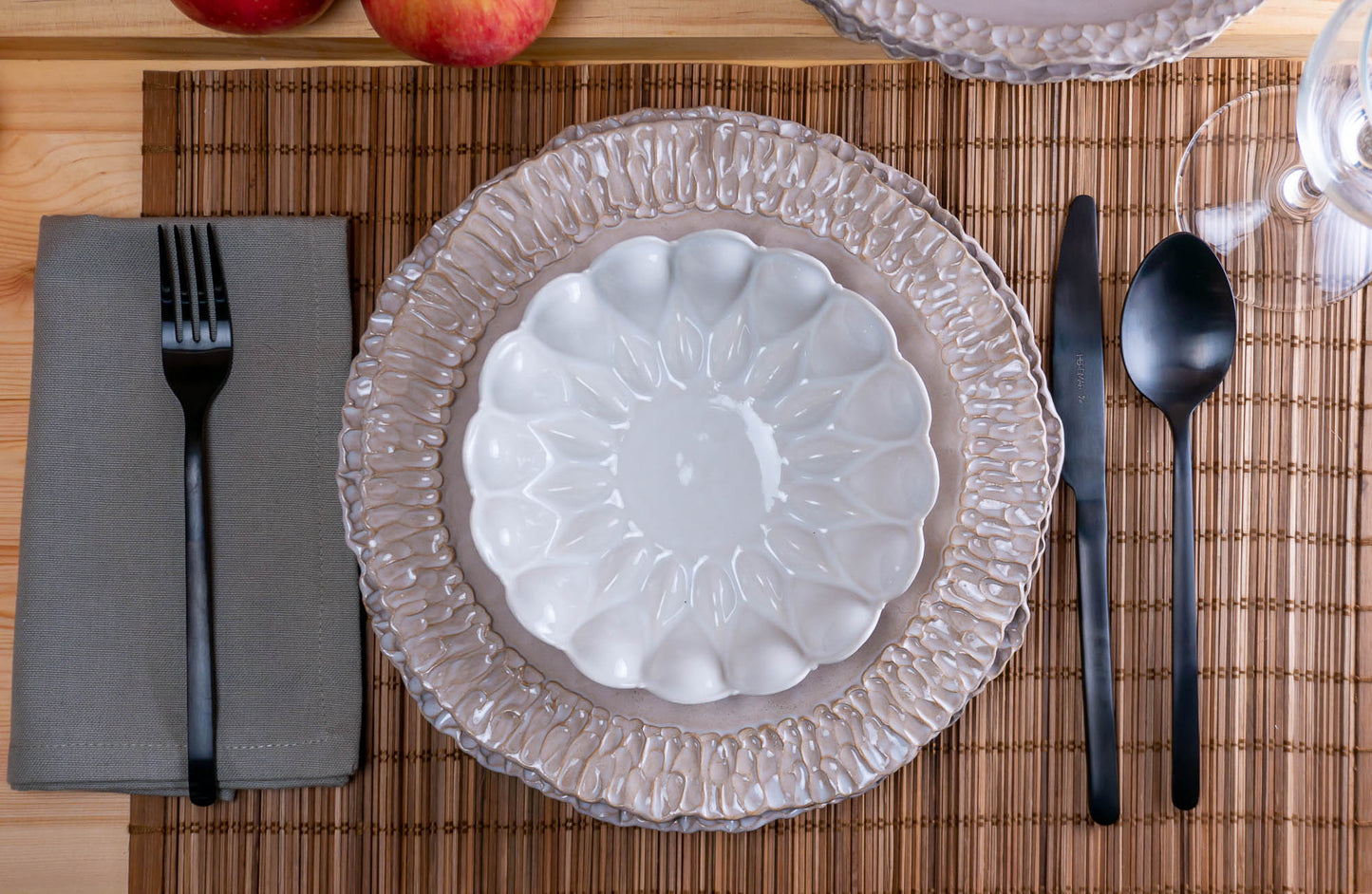 Textured Rim 3-Piece Place Setting | Wave Bowl | Table Setting