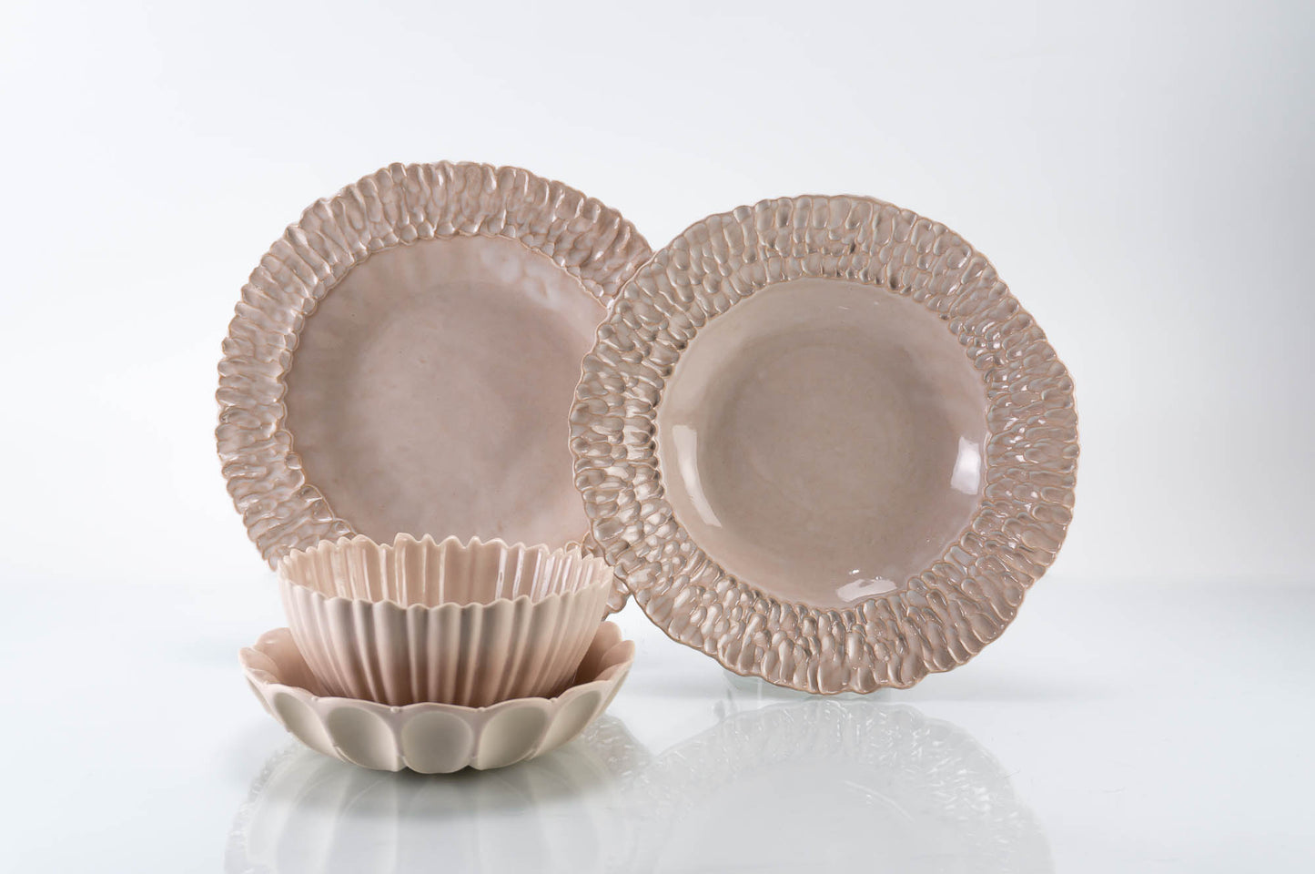 Medium Rimmed Plate 4-Piece Place Setting | Table Setting