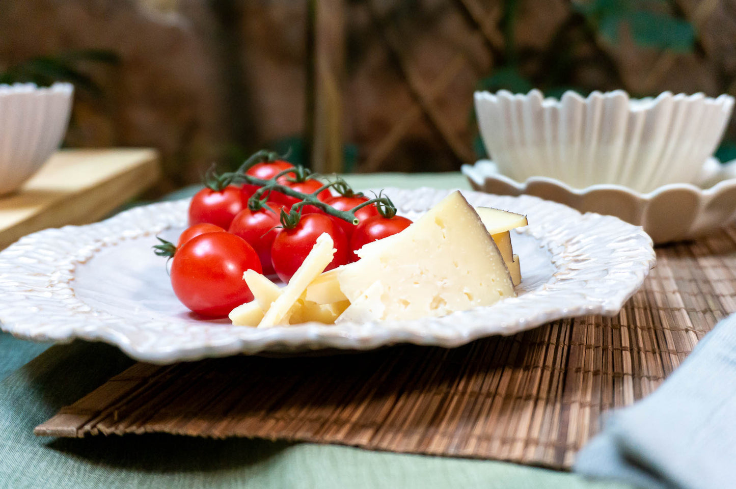 Medium Rimmed Plate 3-Piece Place Setting | Two Bowls | Table Setting